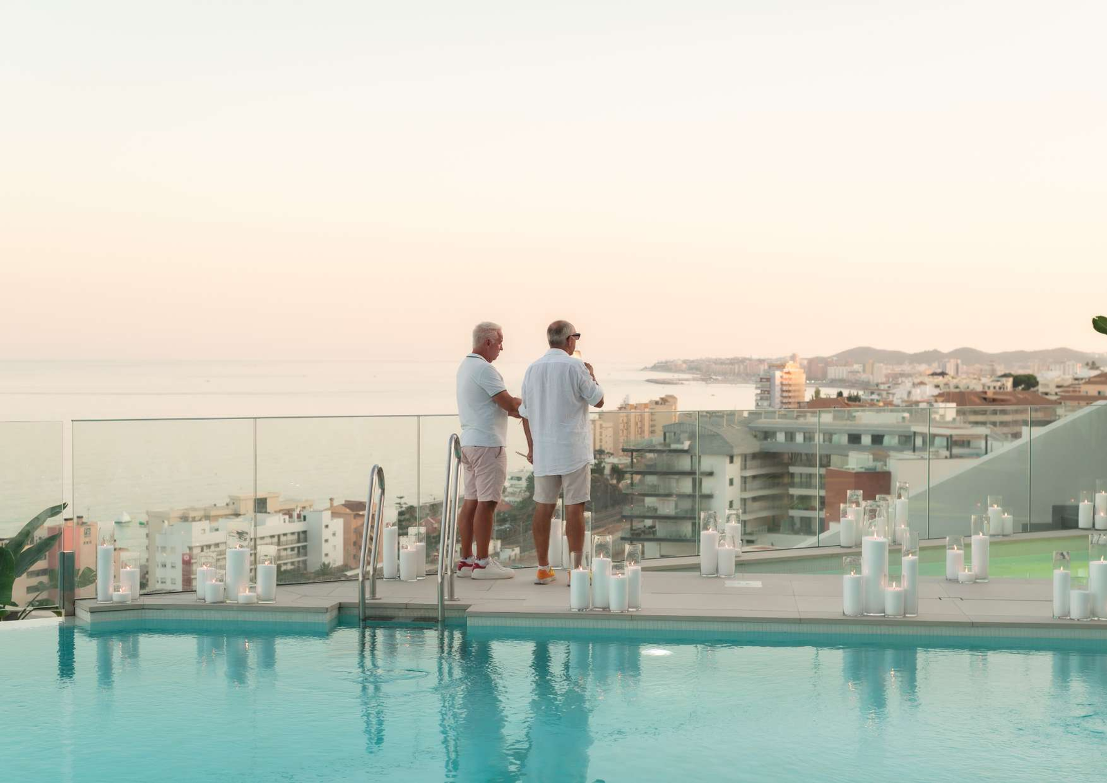 CARAT_24_Piscina_Exterior_Vistas